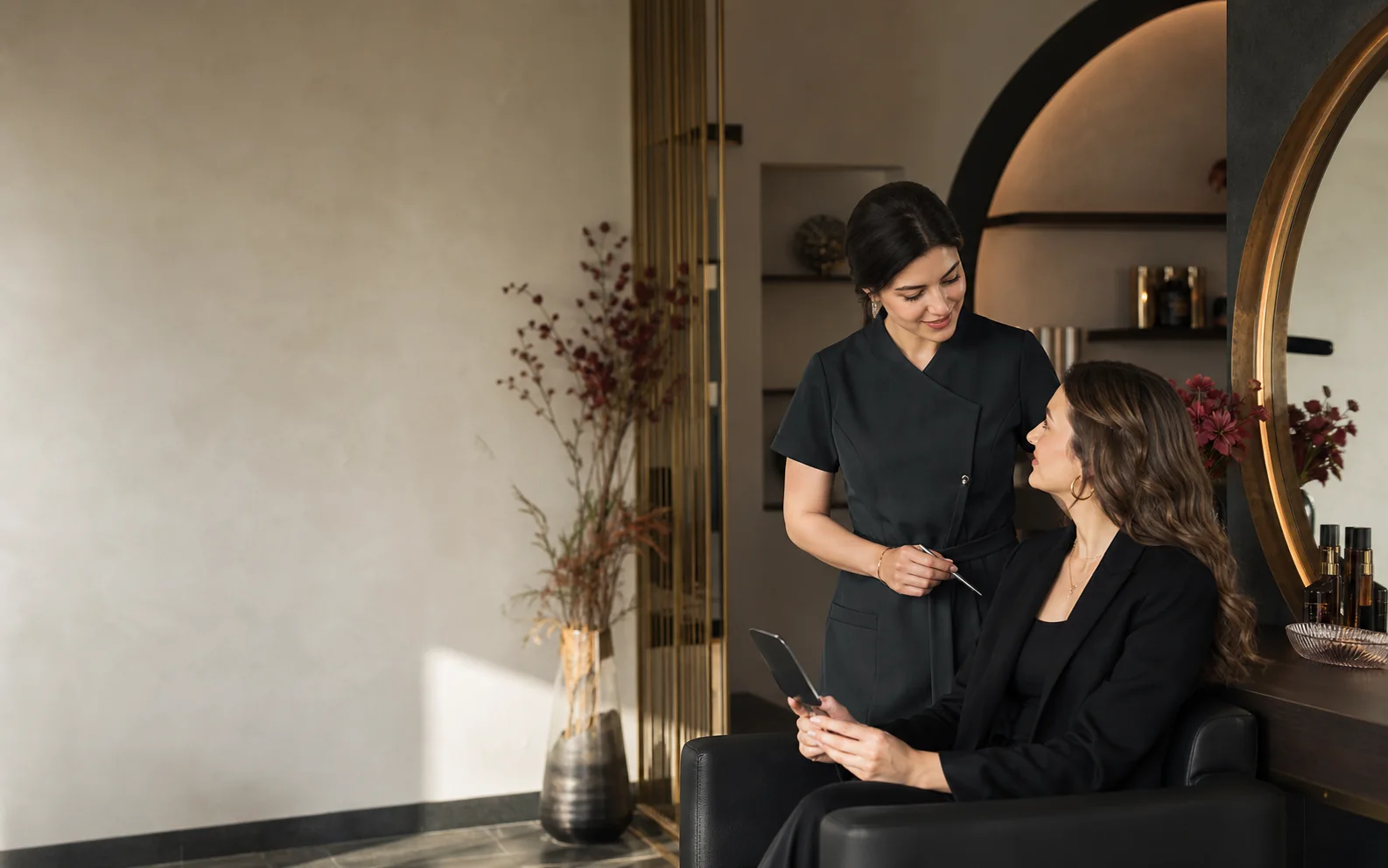 Zuhal Doğan Beauty için tasarlanan sıcak ve modern güzellik salonu atmosferi